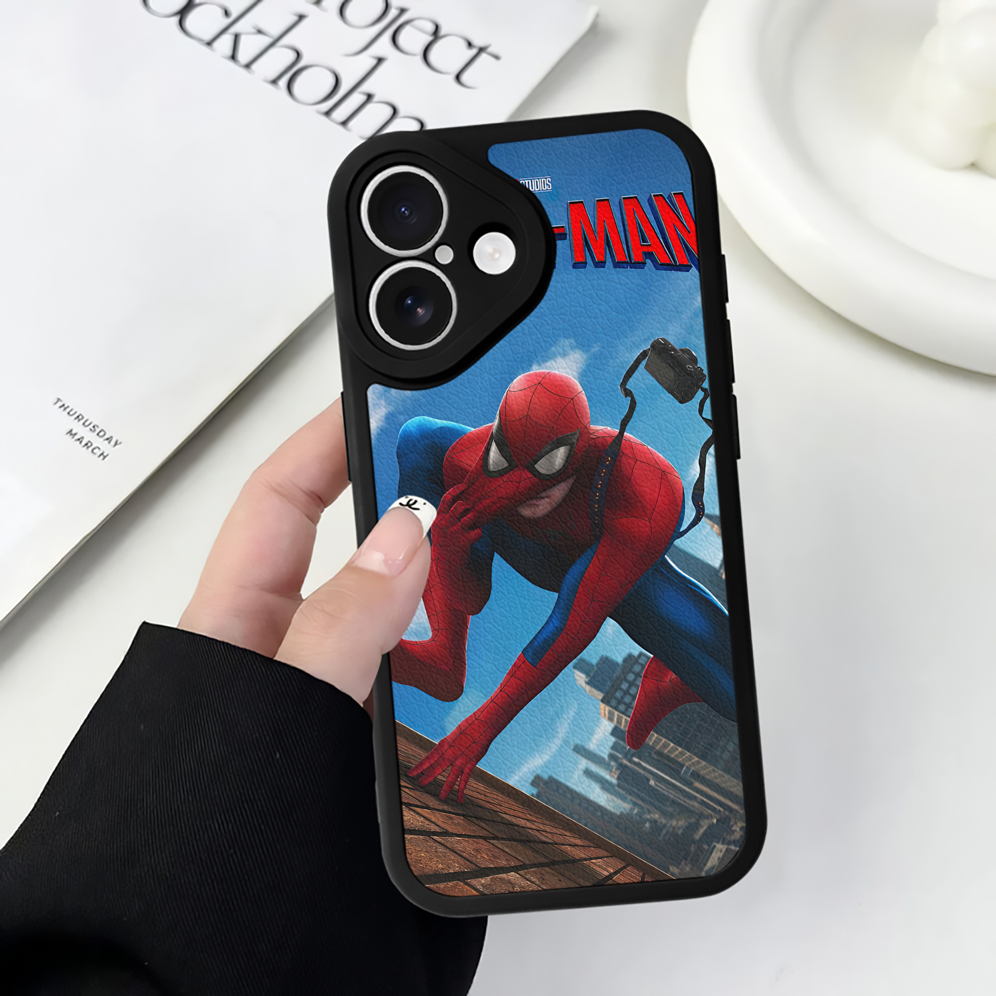 Spider Man スパイダーマン 【iPhone 16シリーズ対応】シリコンスマホケース（レザー調） 材質：シリコン